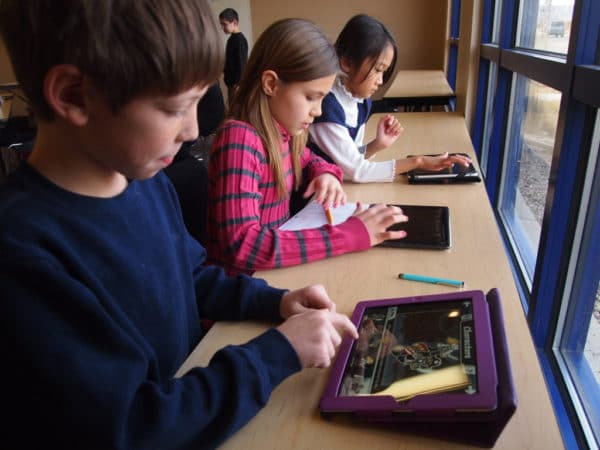 kids online learning in classroom