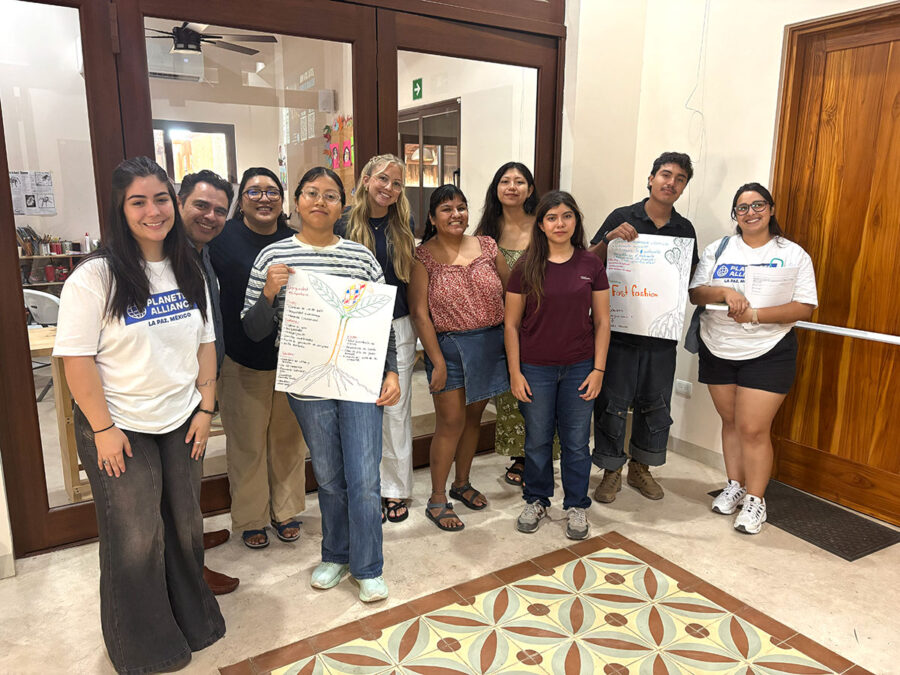 Members of Jóvenes Líderes por el Océano and the Programa de Liderazgo en Conservación clubs at the Bootcamp trainings