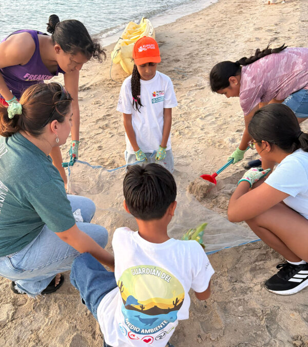 Members of Guardianes del Medio Ambiente and EcoXipe Club picking up residues from the beach at the WATER Meetup