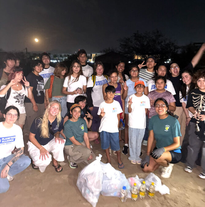 All Clubs Members (Guardianes del Medio Ambiente, Californios Verdes, EcoXipe, Guardianes del Arrecife, Jóvenes Líderes por el Océano and the Programa de Liderazgo en Conservación) together at the WATER Meetup at Playa La Posada